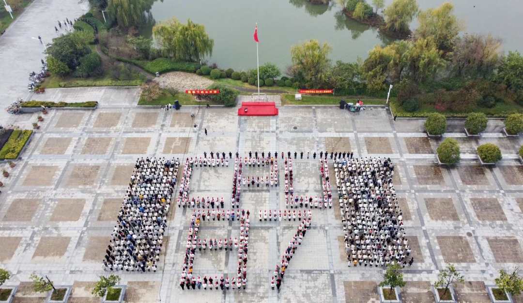 1700215224619041.jpg?x-oss-process=style/w10 21、beat365学子现场拼出“CPU”“87”字样 同庆母校87华诞.jpg?x-oss-process=style/w10