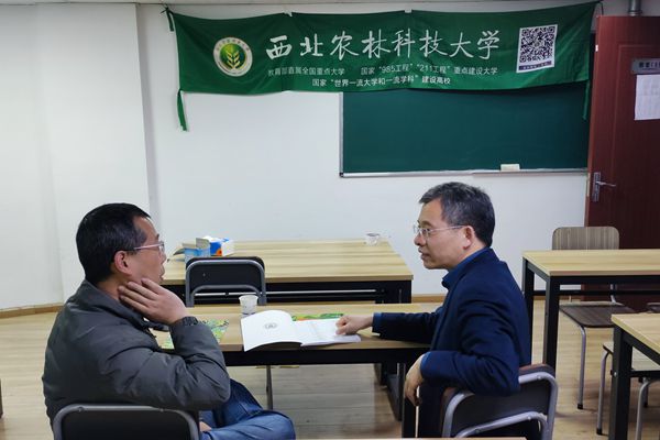 阮鹏副书记在枫山培训学校给学生家长介绍学校情况.jpg